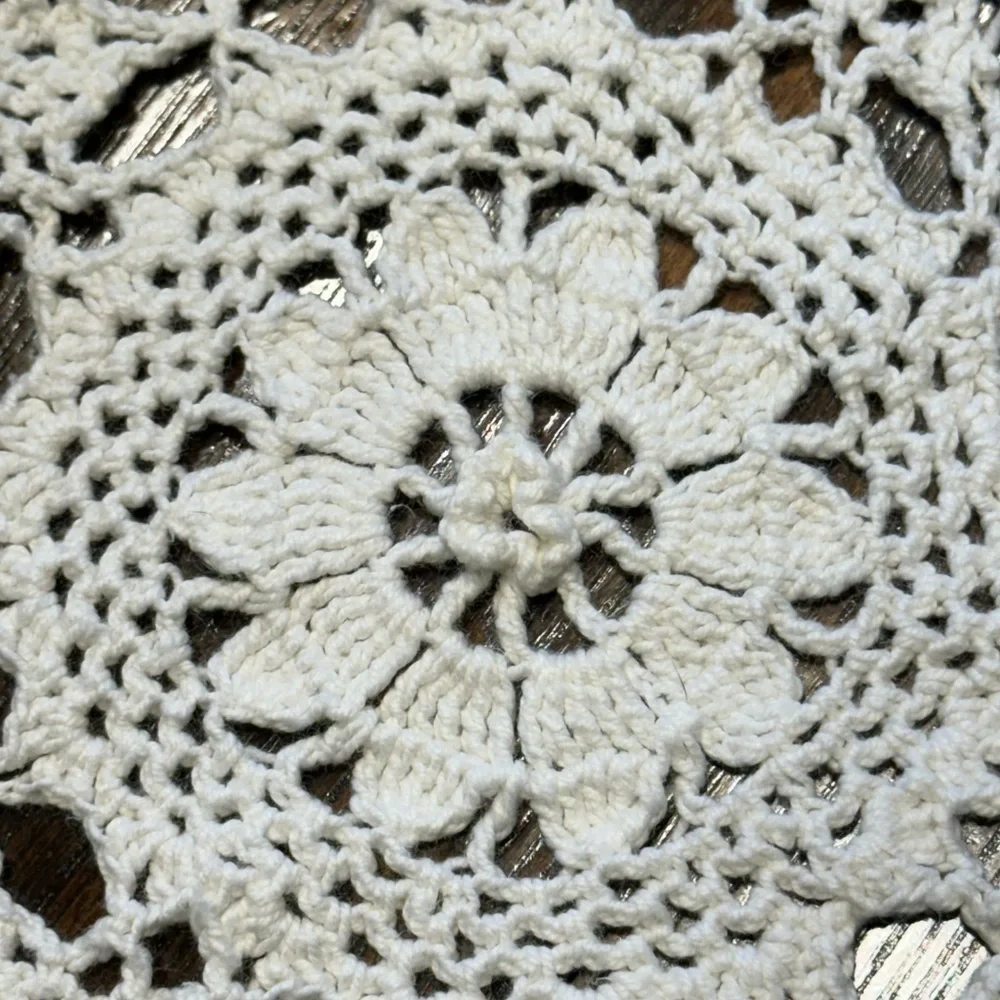 RECTANGLE~ANTIQUE WHITE~HAND CROCHETED TABLECLOTH~GOOD~VINTAGE CONDITION~MBRNS